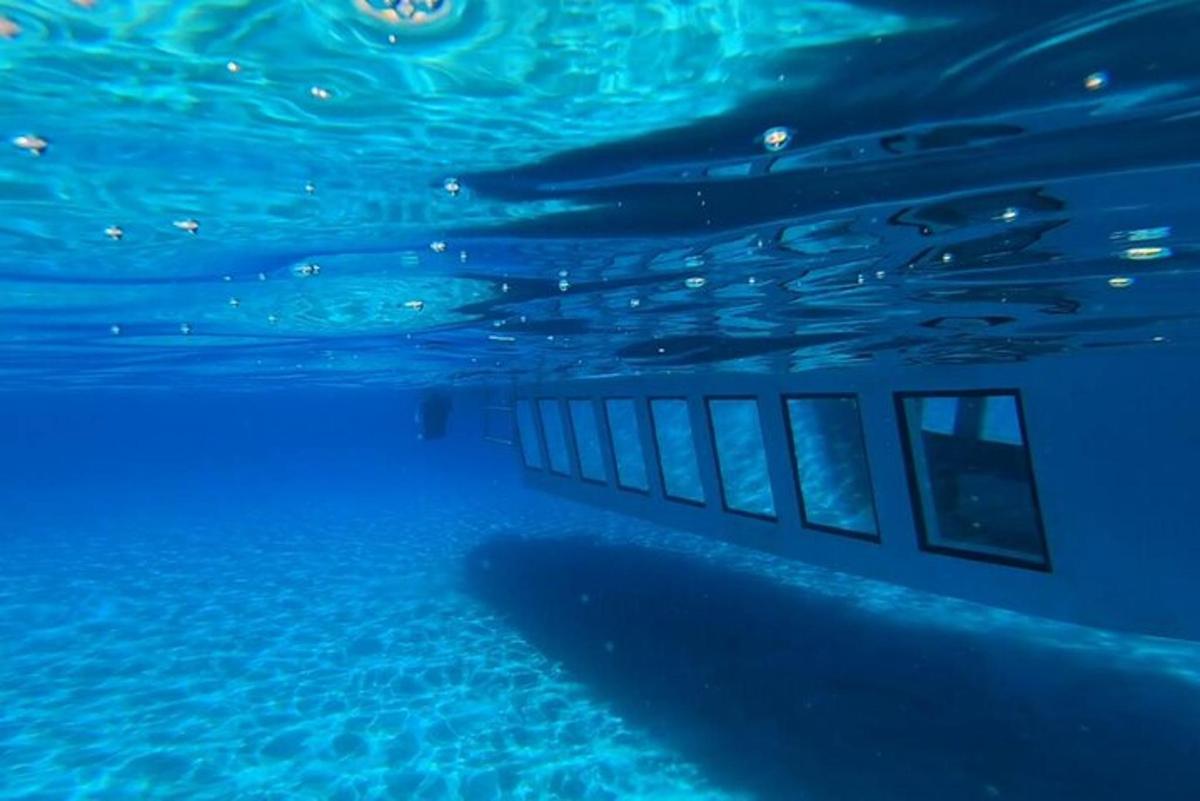 kolam renang dengan air biru