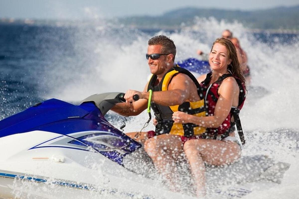 ein Mann und eine Frau auf einem Jetski im Wasser