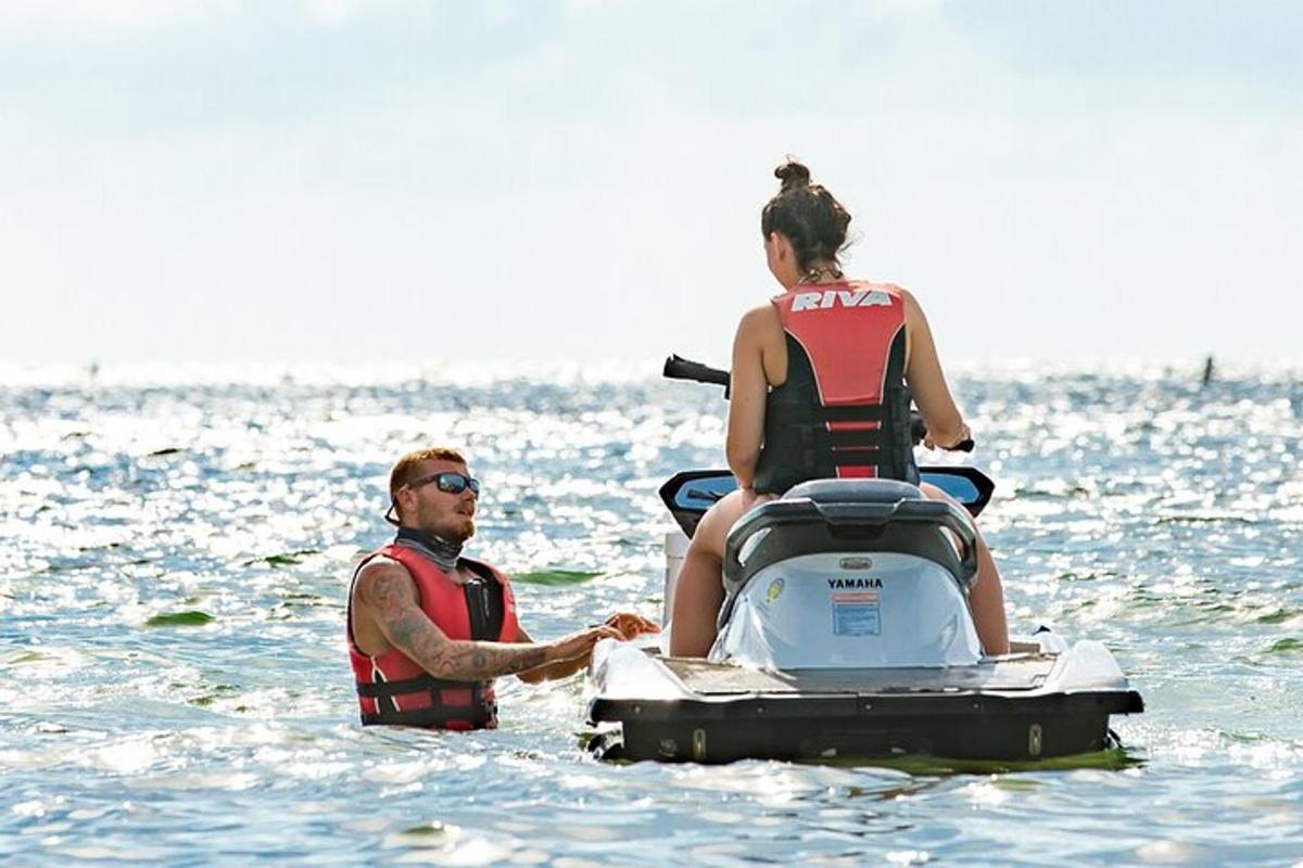 ein Mann und eine Frau auf einem Schnellboot im Wasser