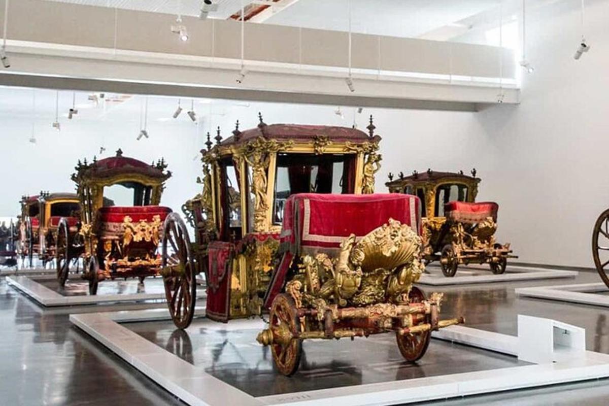 um grupo de carruagens em exposição em um museu