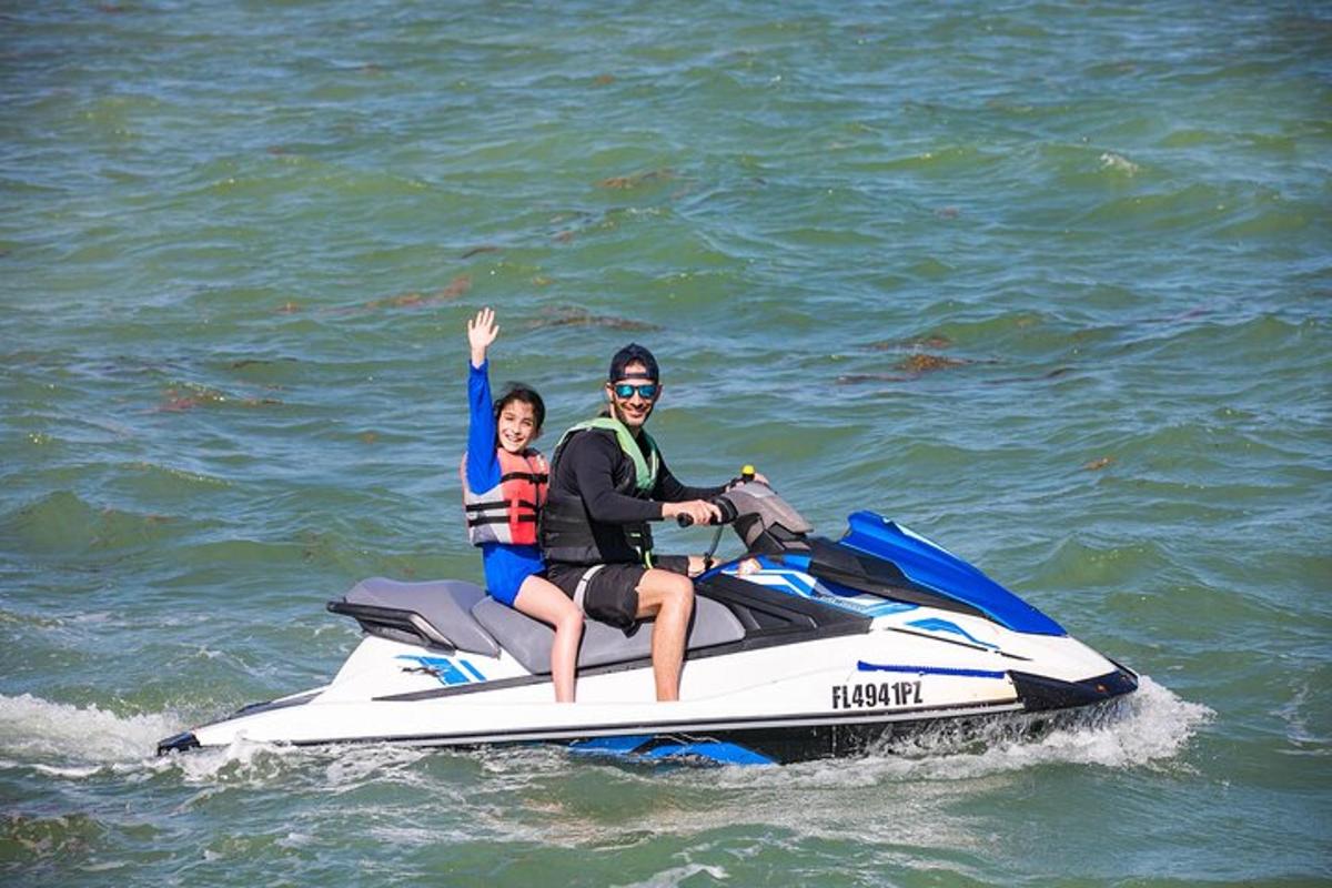 ein Mann und eine Frau auf einem Jetski im Wasser