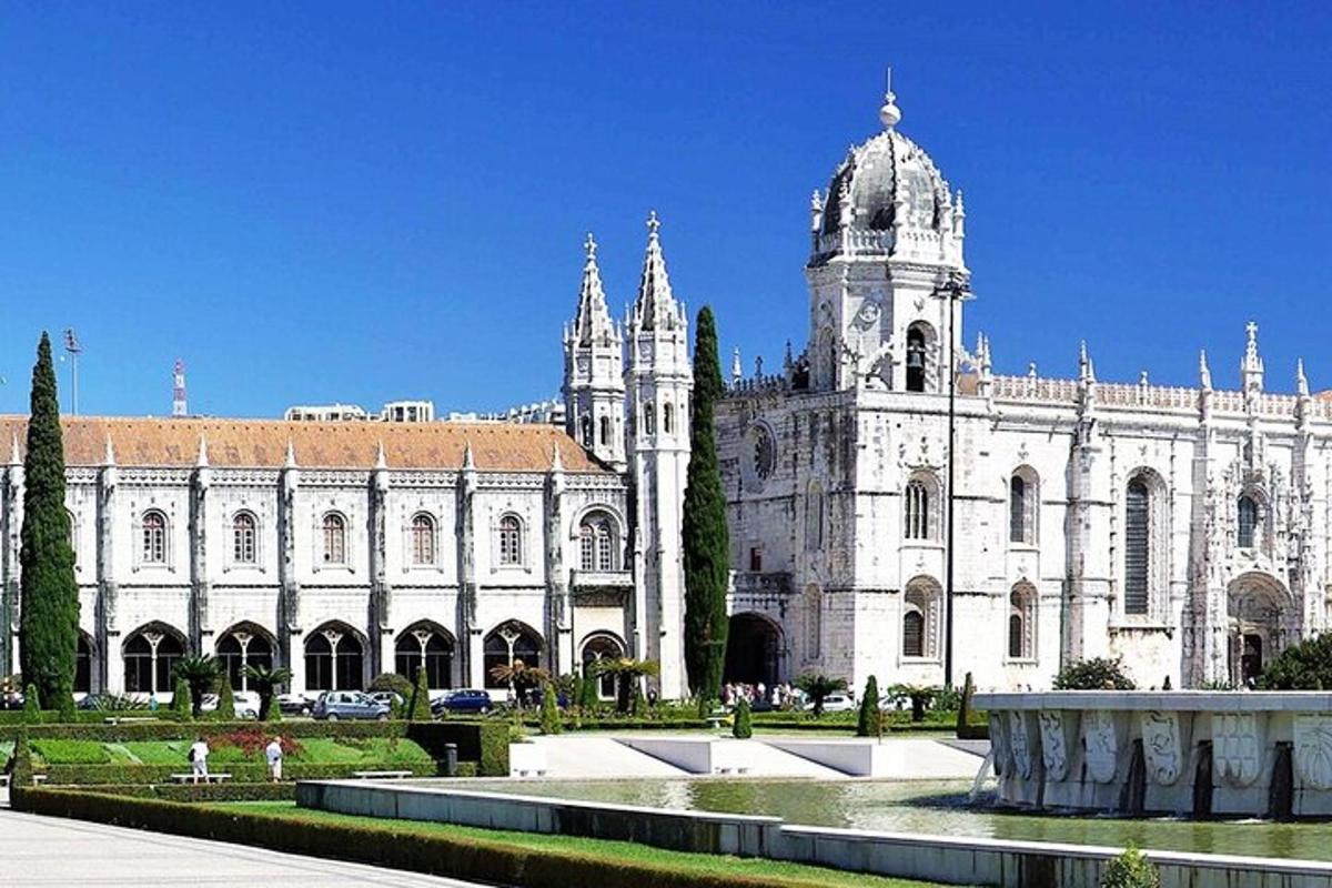 um grande edifício com uma fonte na frente