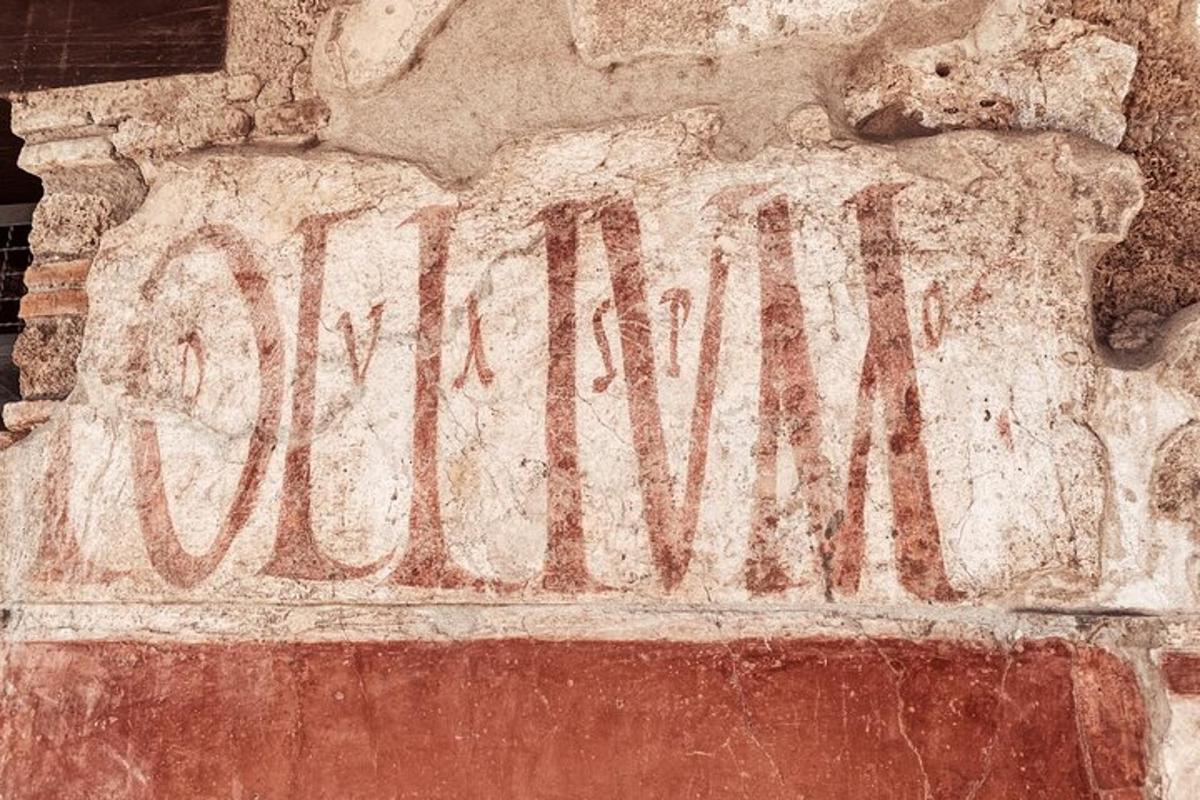 taş duvarın yan tarafındaki bir işaret