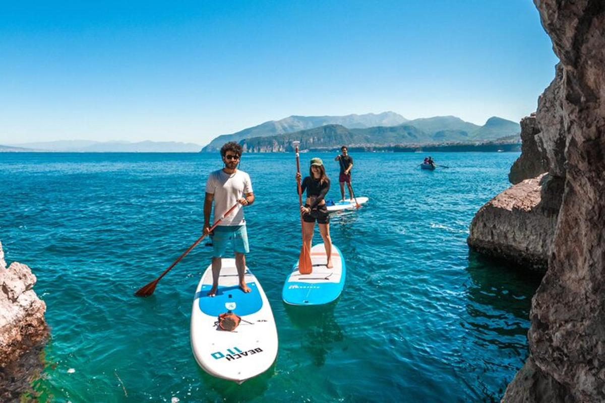 skupina lidí na paddleboardech ve vodě