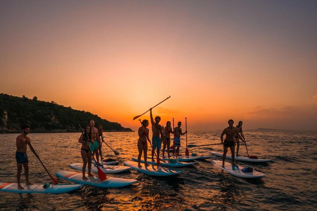 skupina lidí na paddleboardech ve vodě