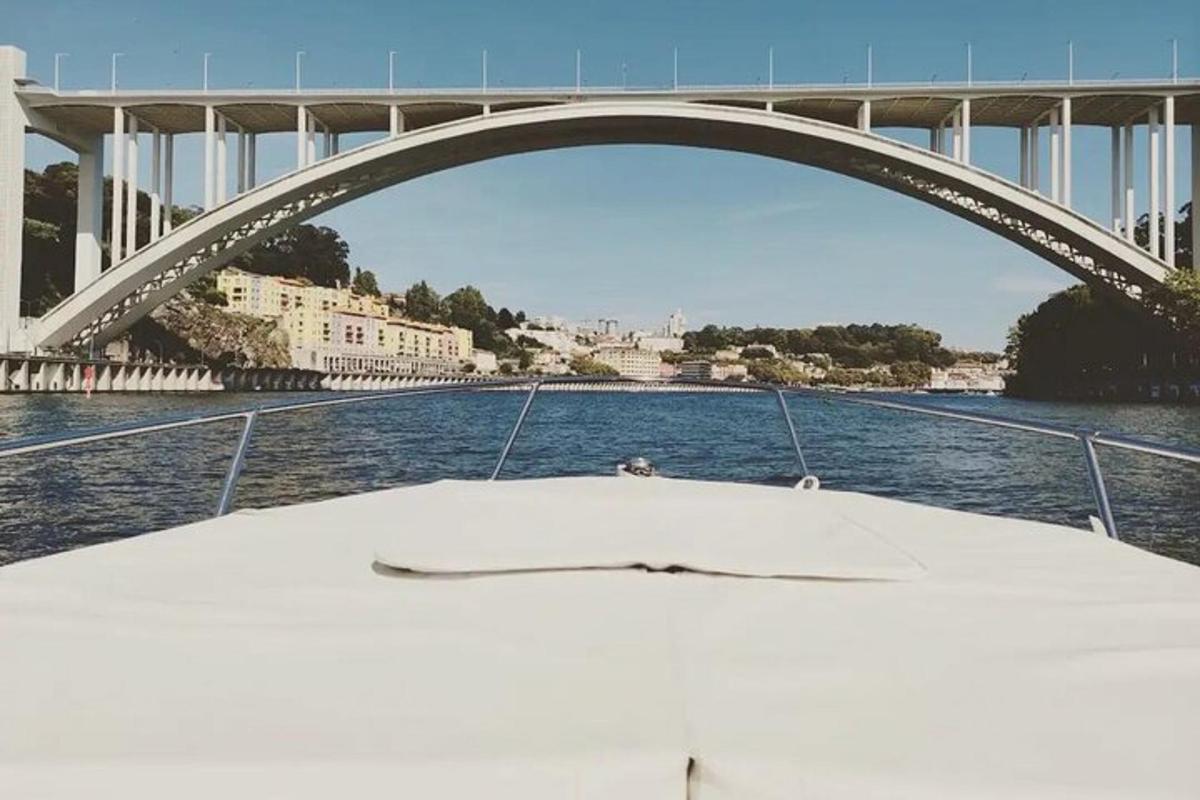 un barco en el agua debajo de un puente