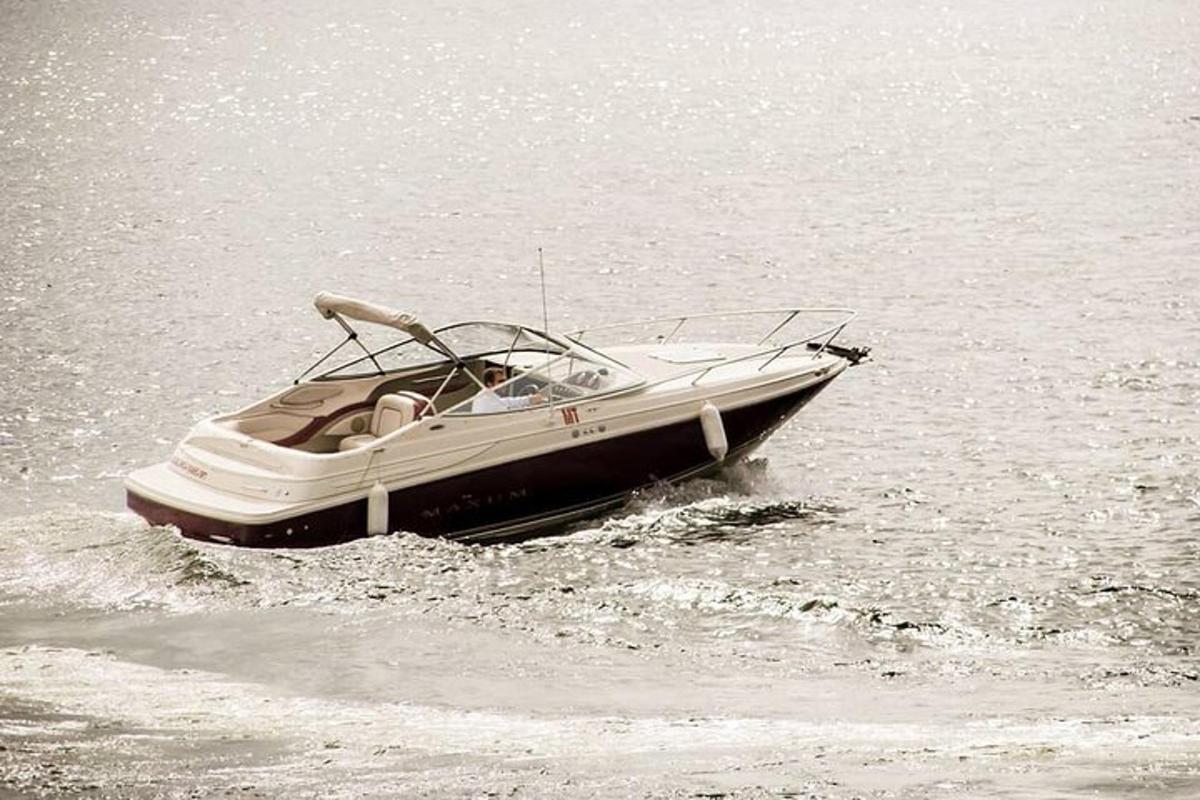 um barco na água de um lago