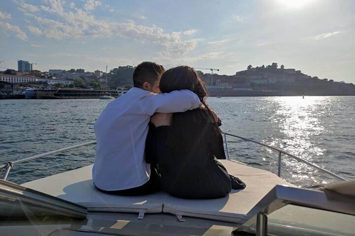 muž a žena sedící na přední straně lodi