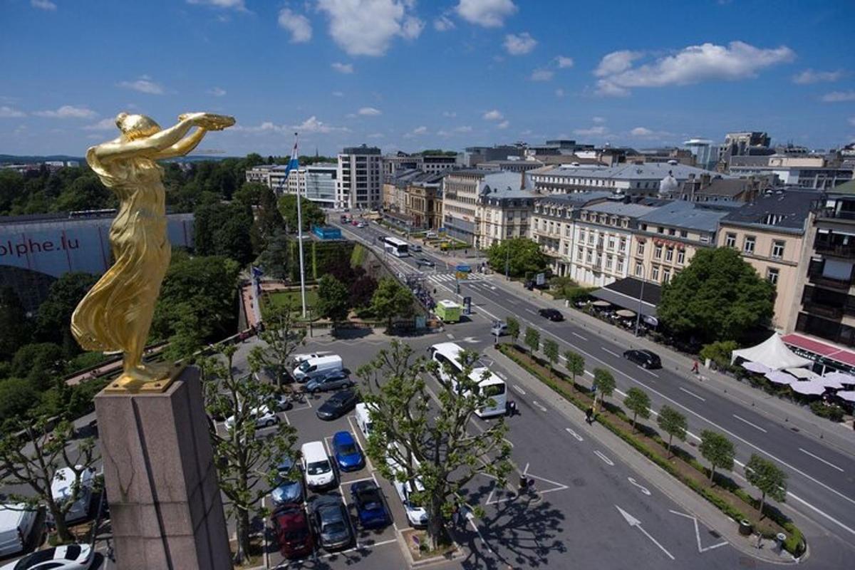 o statuie de aur a unei femei într-un oraș