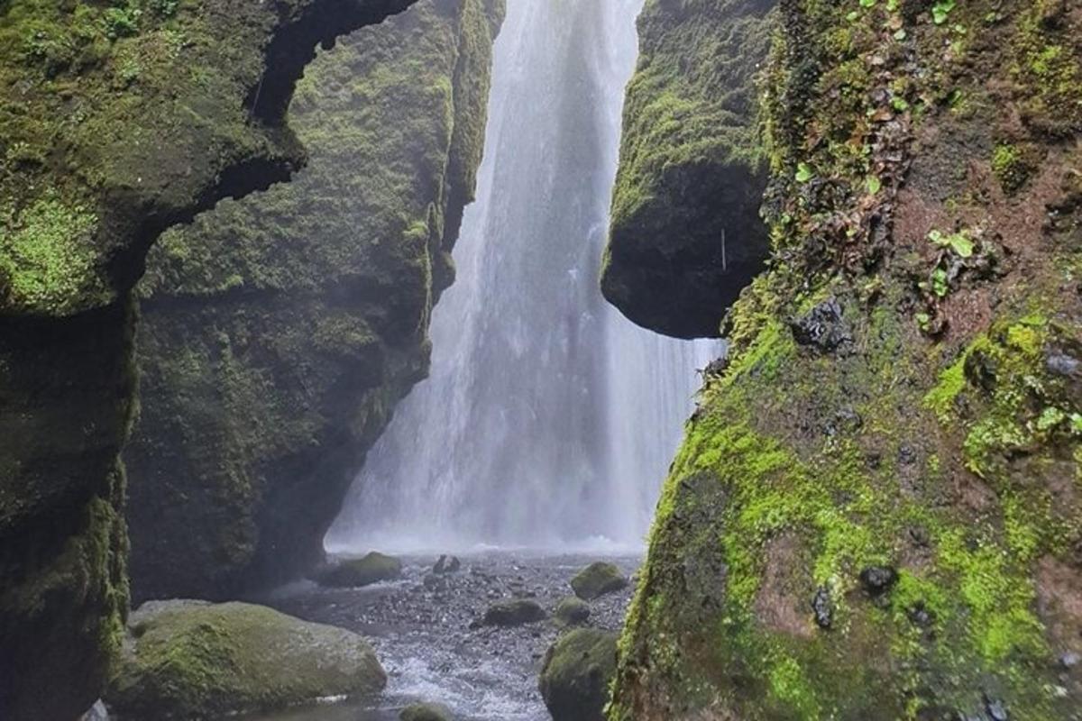 una cascata nel mezzo di un canyon roccioso