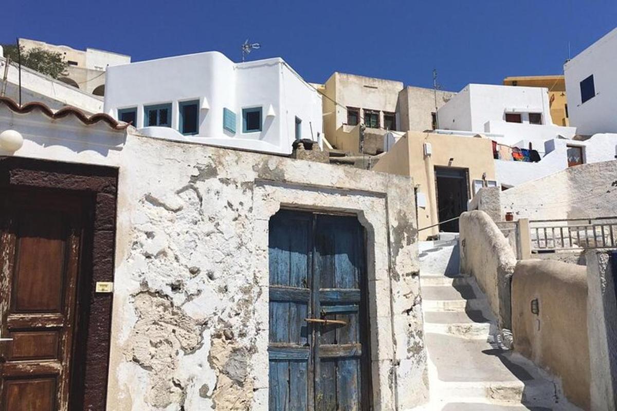 un edifici antic amb una porta blava en un poble