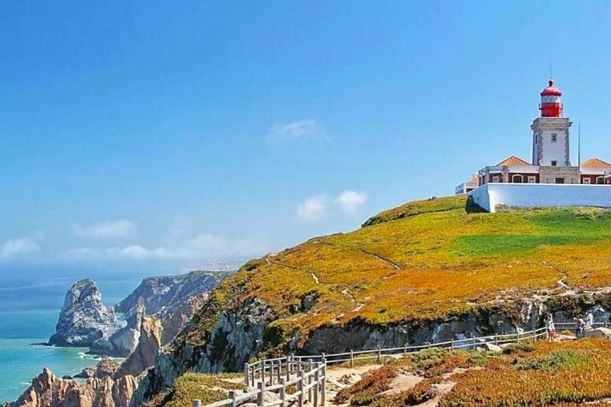 Ένας φάρος στην κορυφή ενός λόφου με τον ωκεανό