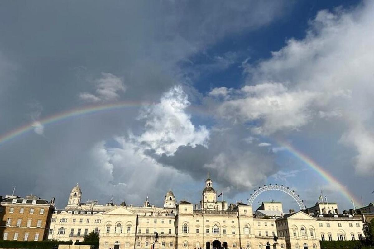 Un arcoíris en el cielo sobre un gran edificio.