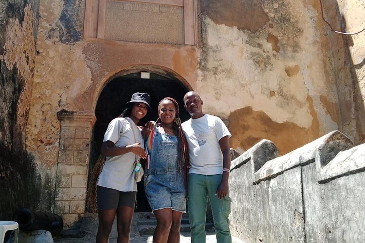 un gruppo di tre persone in piedi davanti a un tunnel