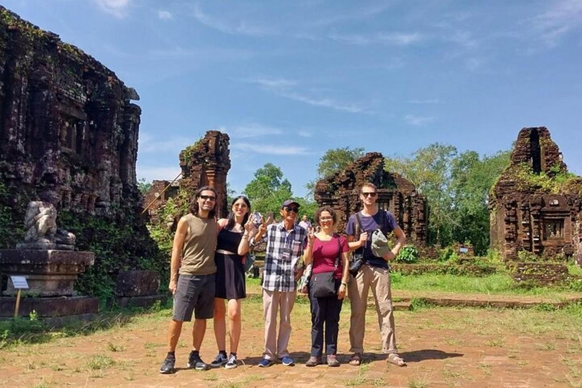 un gruppo di persone in piedi davanti a un tempio