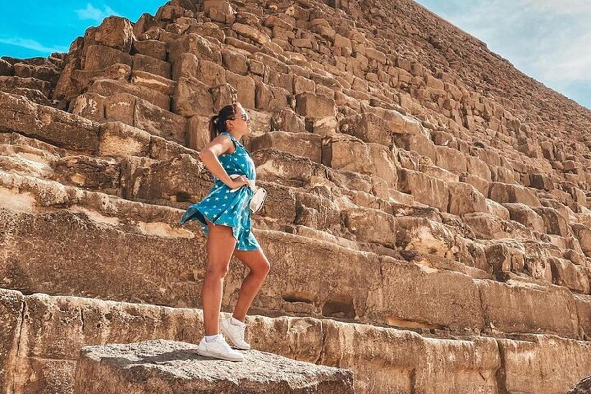 una donna in un vestito blu in piedi su una roccia