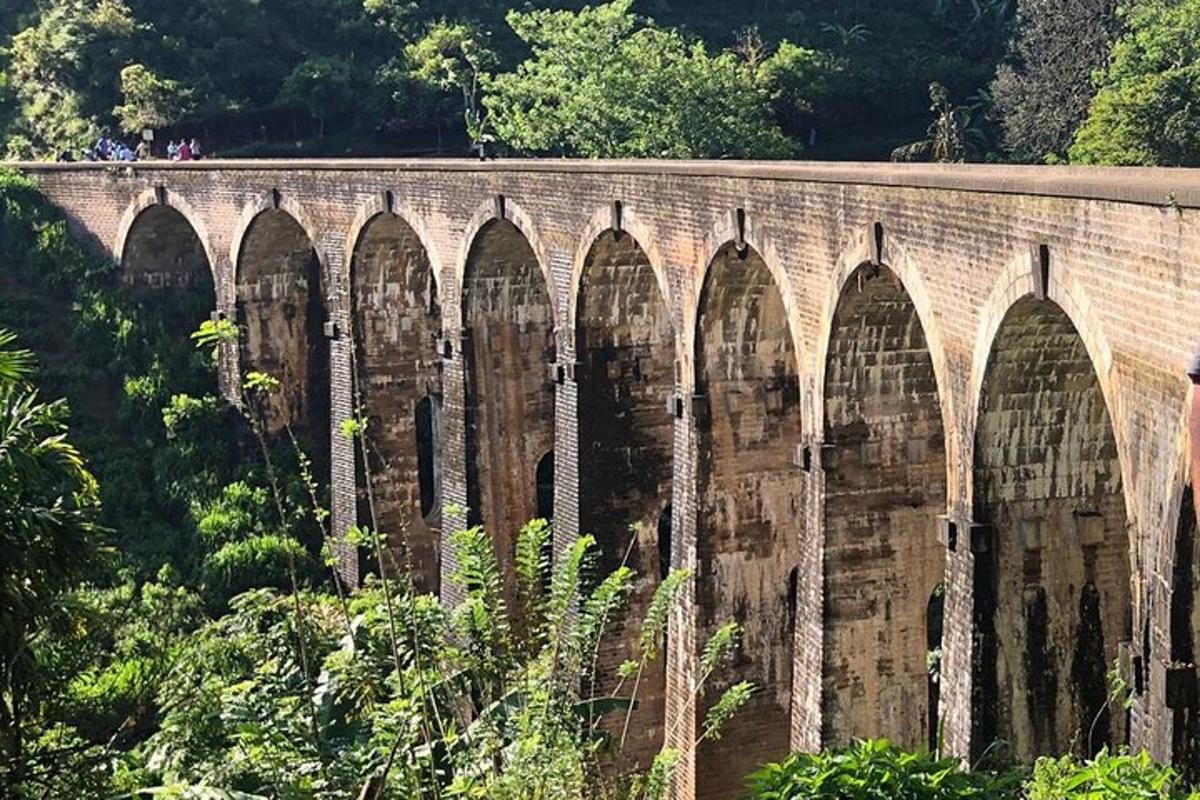 un grande ponte di mattoni con archi
