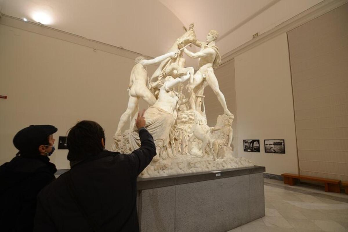 seorang pria mengambil gambar patung di museum
