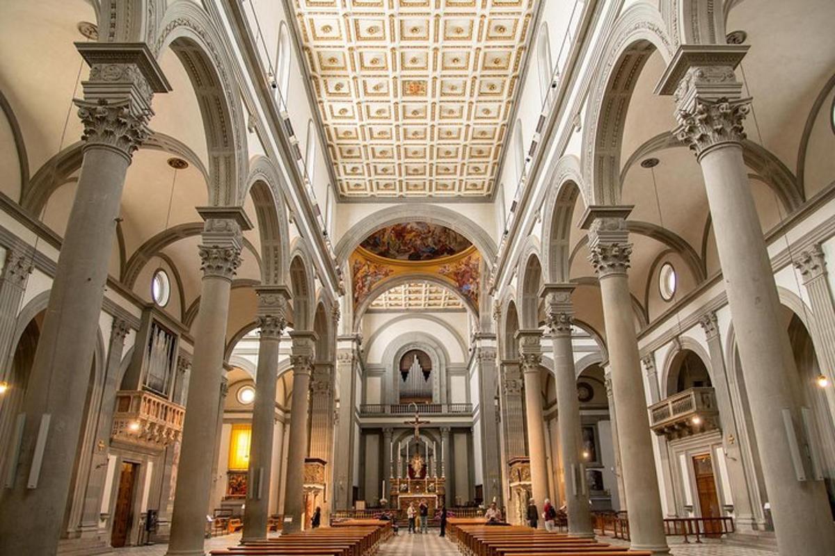 une grande église avec des colonnes et des plafonds et un autel d'église