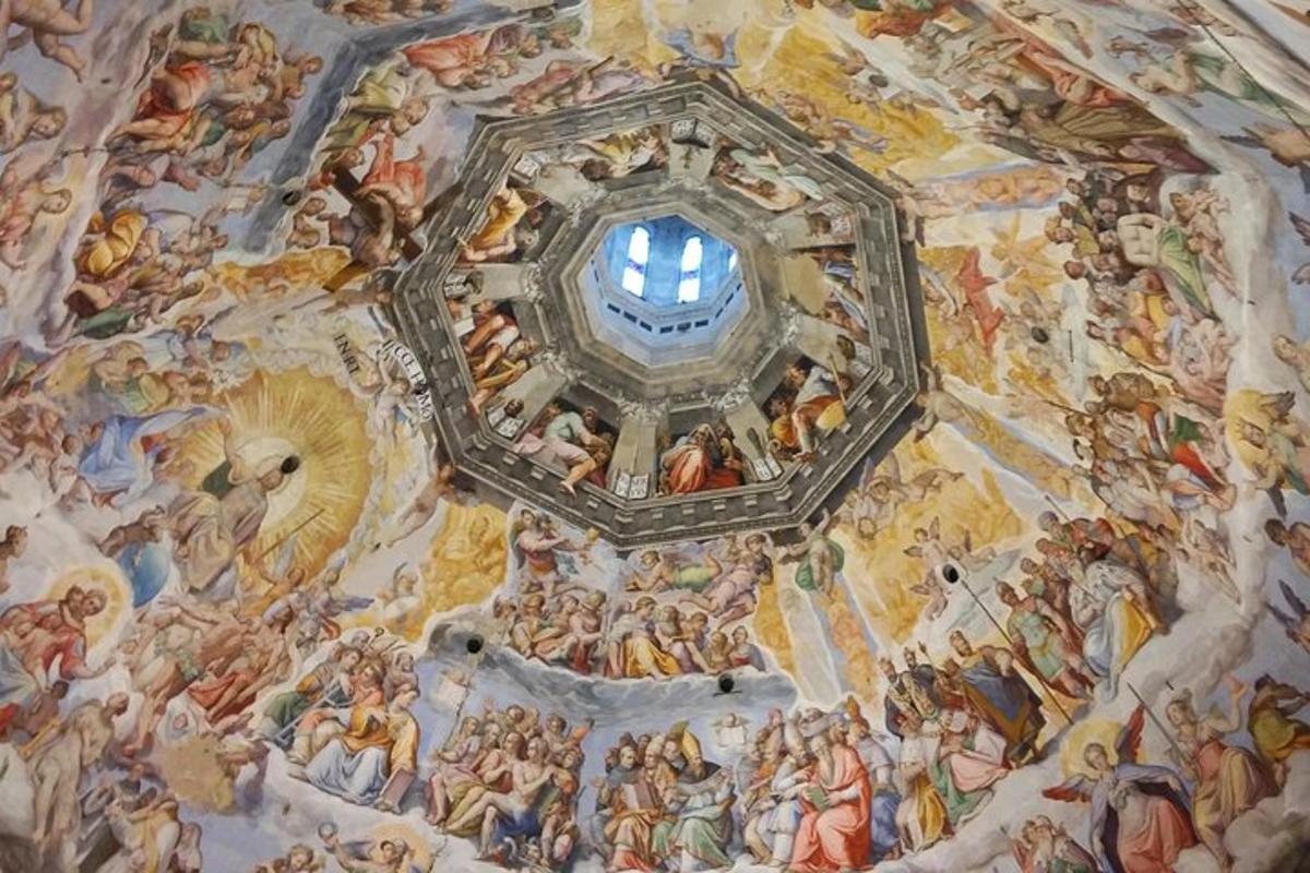 una pintura en el techo de una iglesia