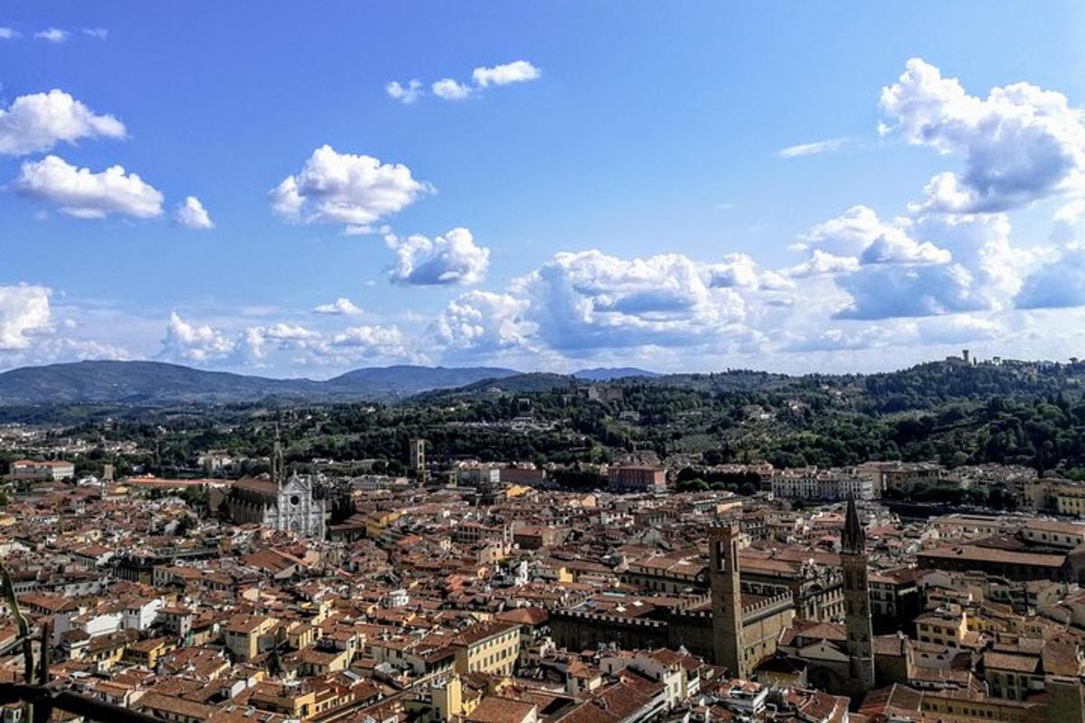 una vista aérea de una ciudad con edificios