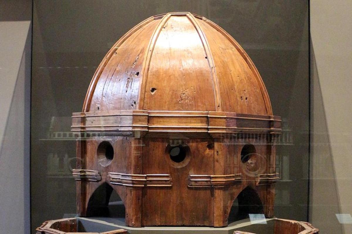Un casco de madera en una vitrina de cristal.