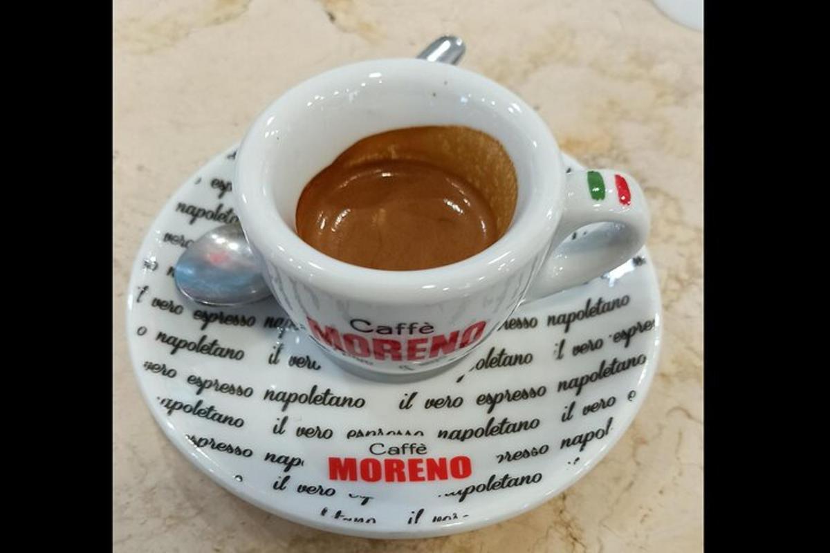 skodelica kave na krožniku
