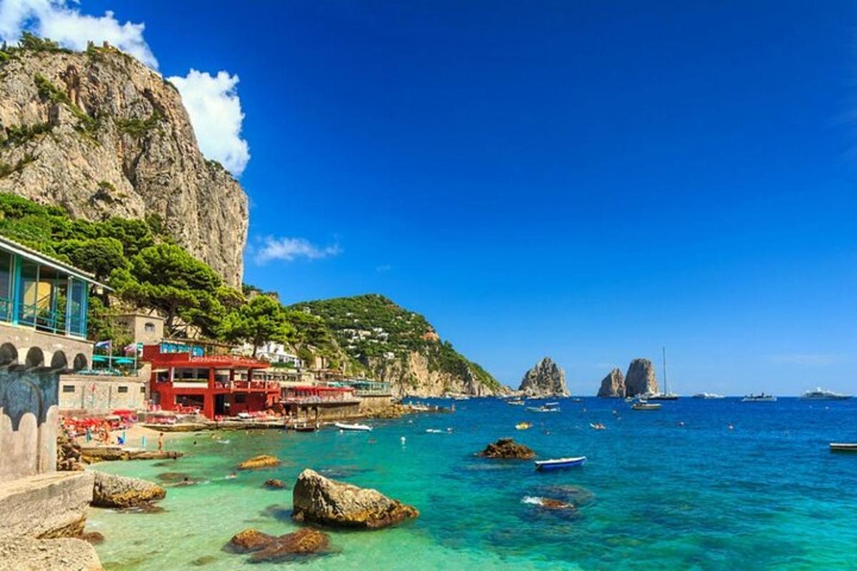 una vista di una spiaggia con rocce e l'oceano