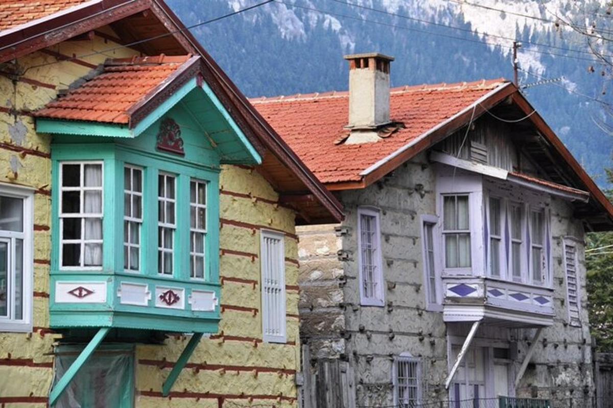 una casa vella amb una teulada vermella