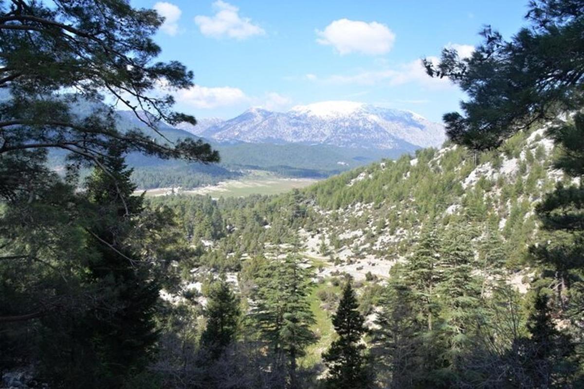 Una vista de una montaña con montañas cubiertas de nieve.