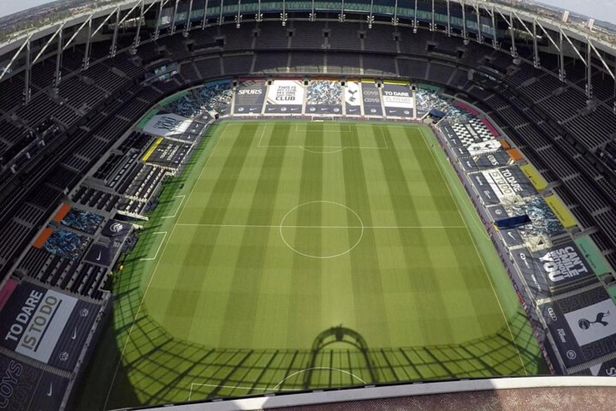 uma vista aérea de um campo de futebol em um estádio