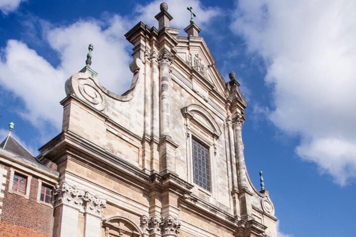 un vecchio edificio con una torre in cima
