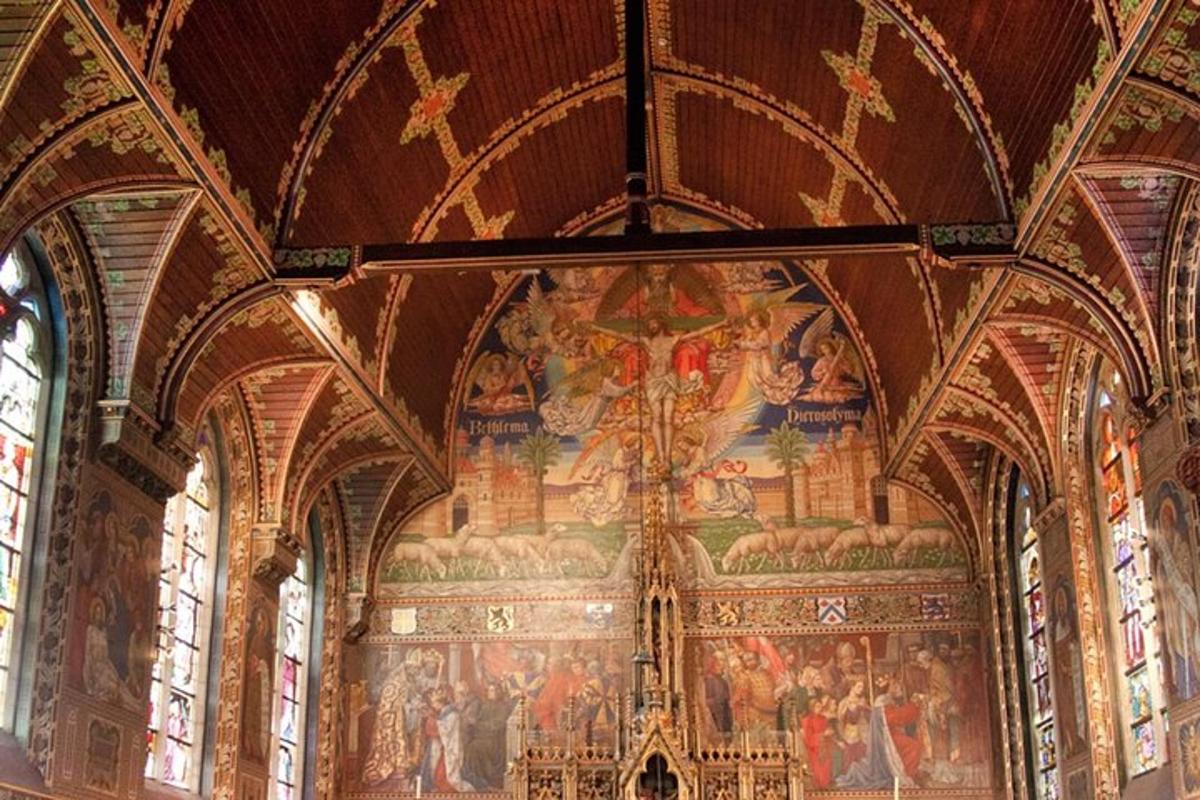 una grande stanza con un dipinto sul soffitto di una chiesa