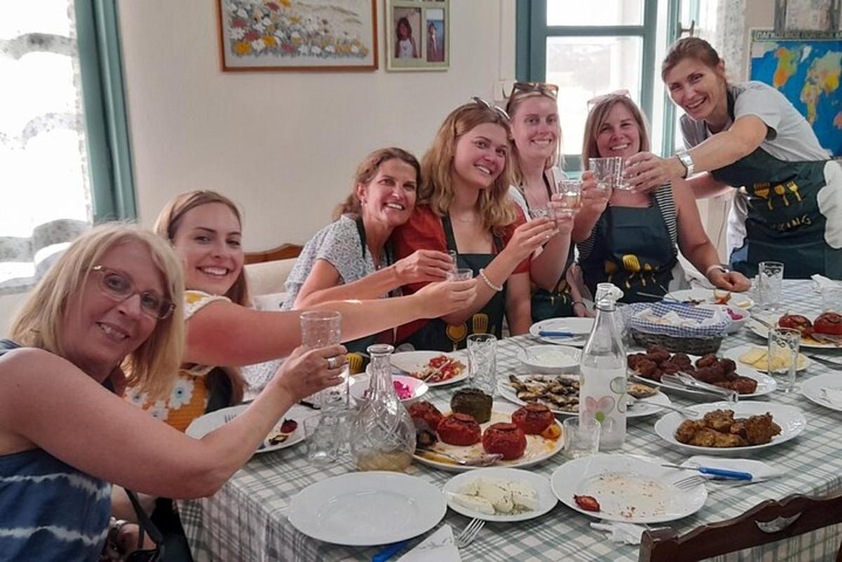 un grup de dones assegudes al voltant d'una taula bevent vi
