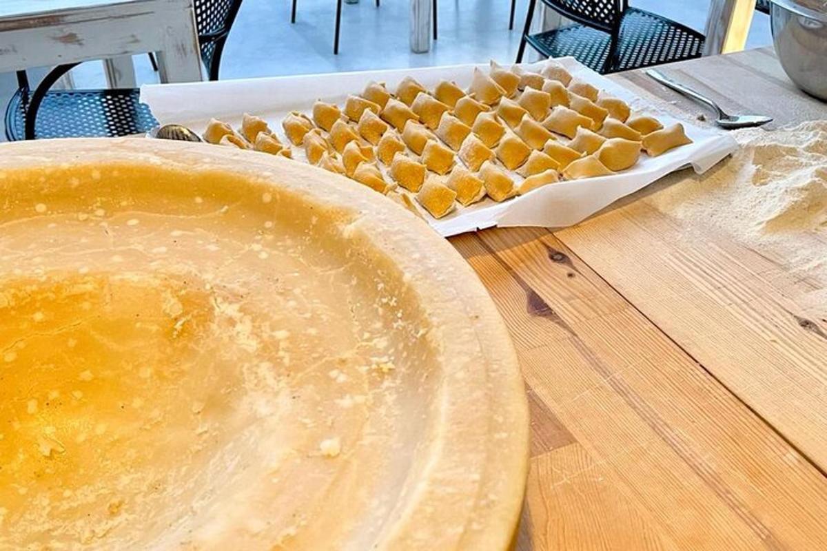 Una bandeja de wontons sobre una mesa.