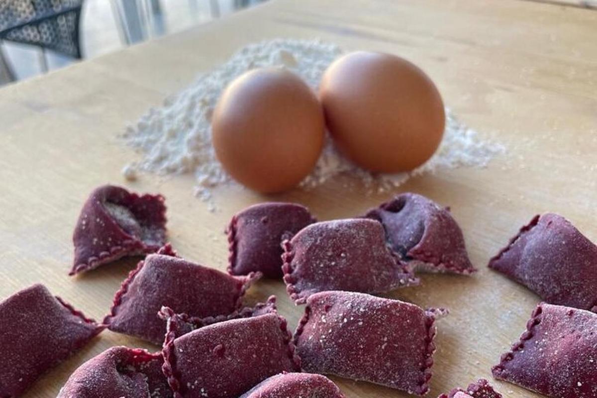 Dos huevos y brownies morados en una tabla de cortar