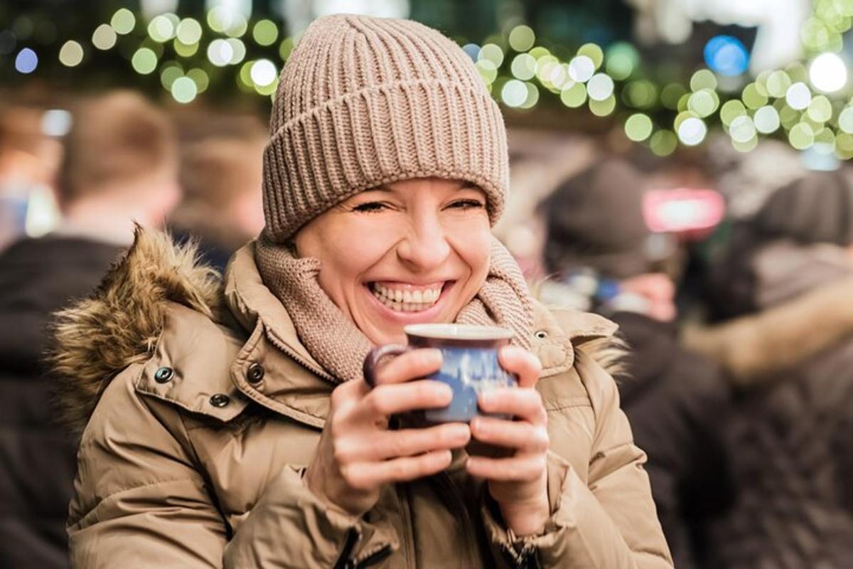 žena se usmívá a drží mobilní telefon