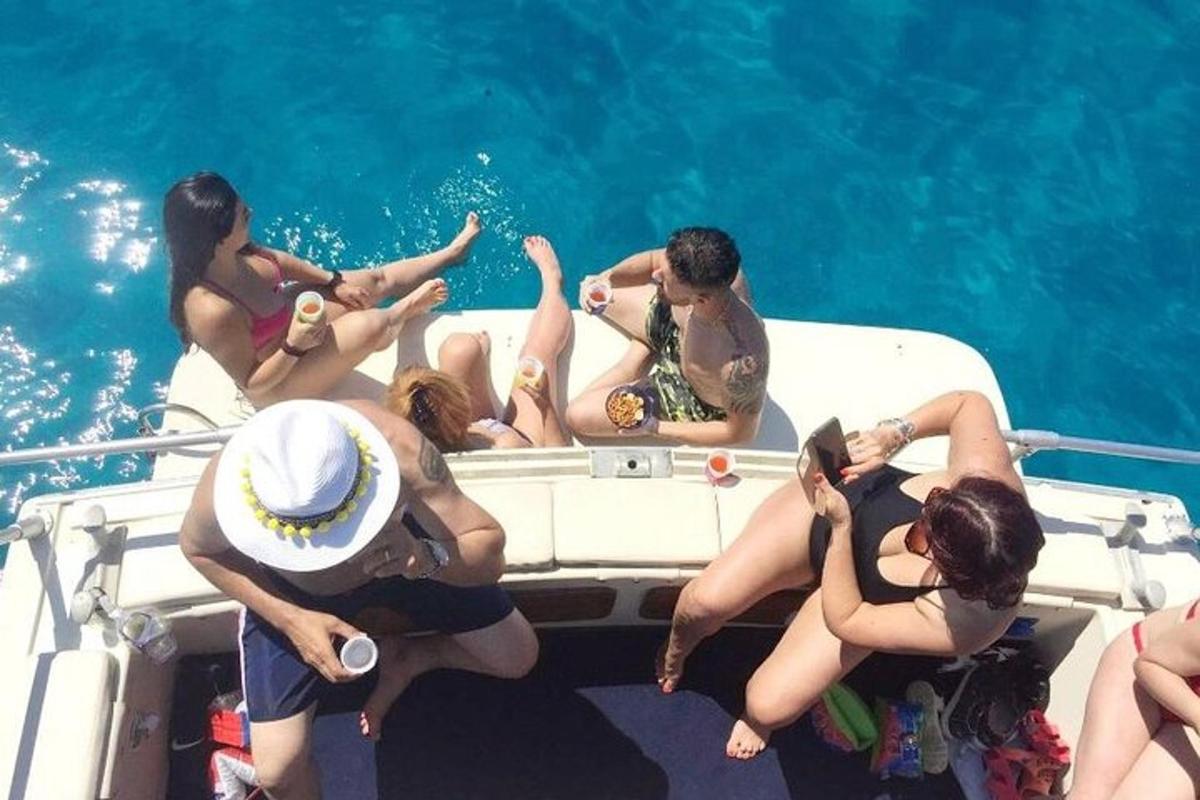 μια ομάδα ανθρώπων σε μια βάρκα στο νερό