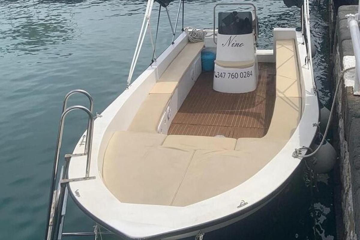 bílá loď přivázaná k molu ve vodě