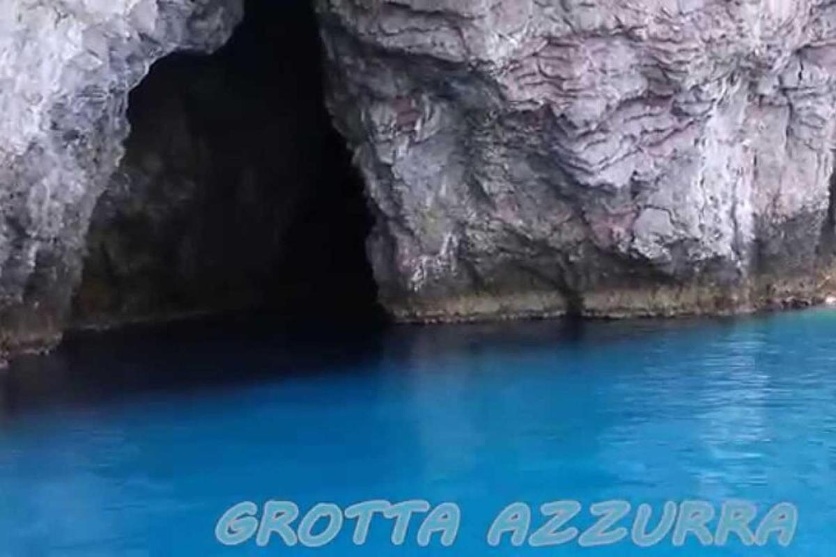 пећина са плавом водом испред ње