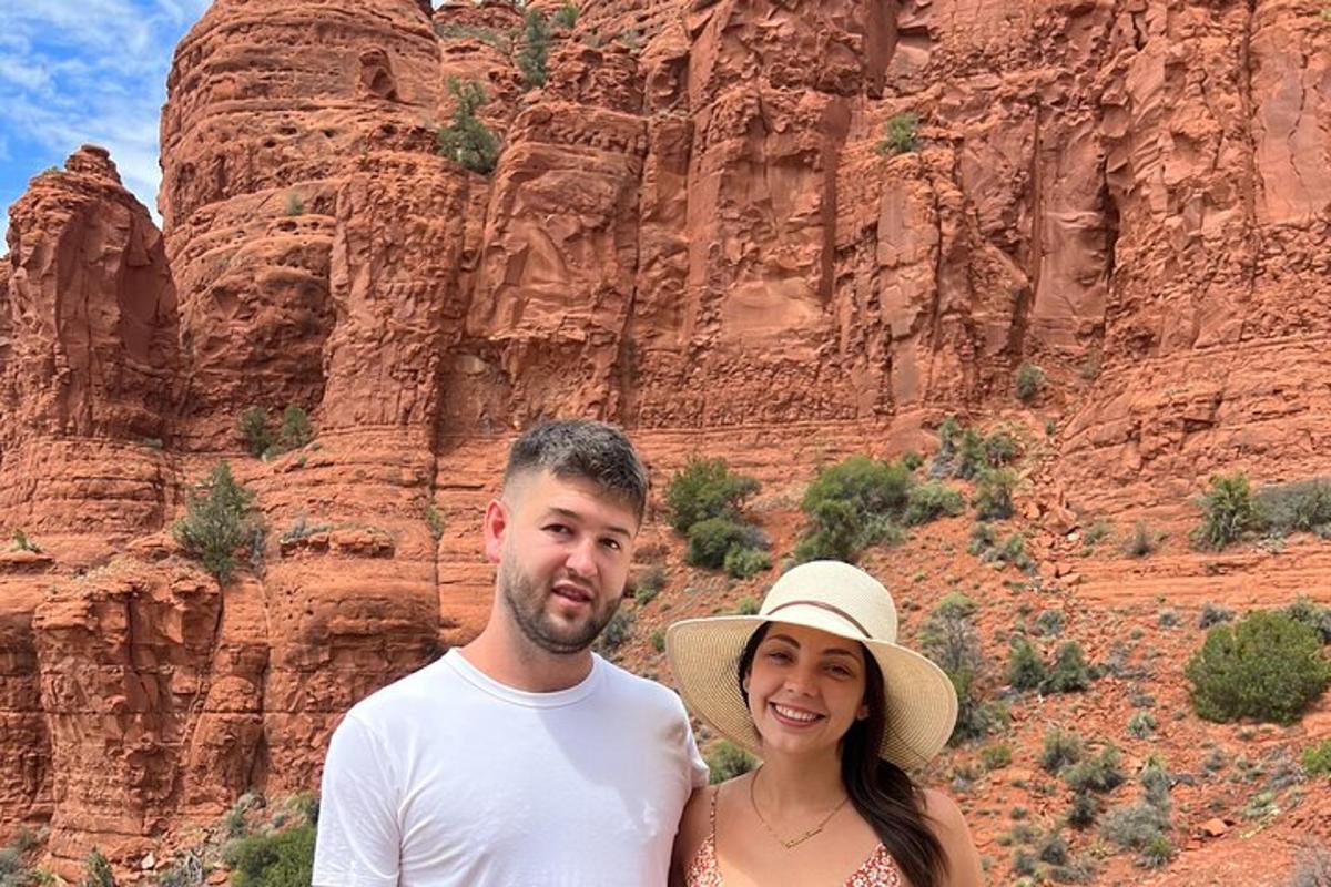 un uomo e una donna in piedi davanti a una montagna
