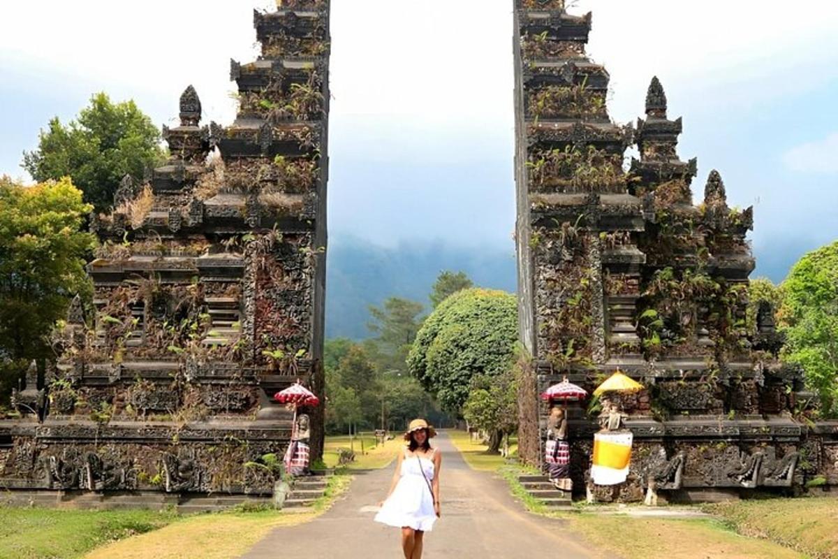 una dona caminant per un camí davant d'un temple