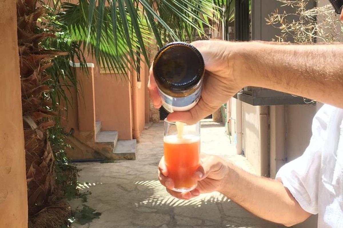 una persona tiene in mano un bicchiere con una bevanda