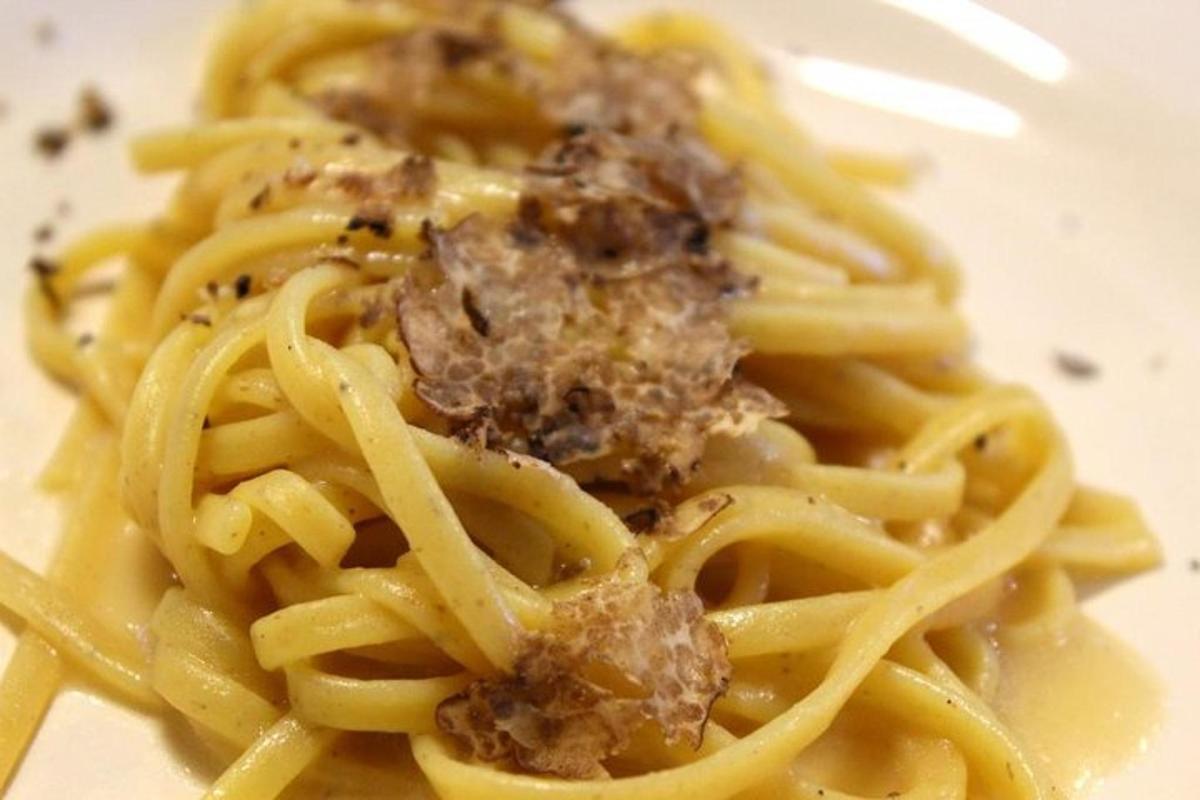 diskur af pasta með kjöti ofan á