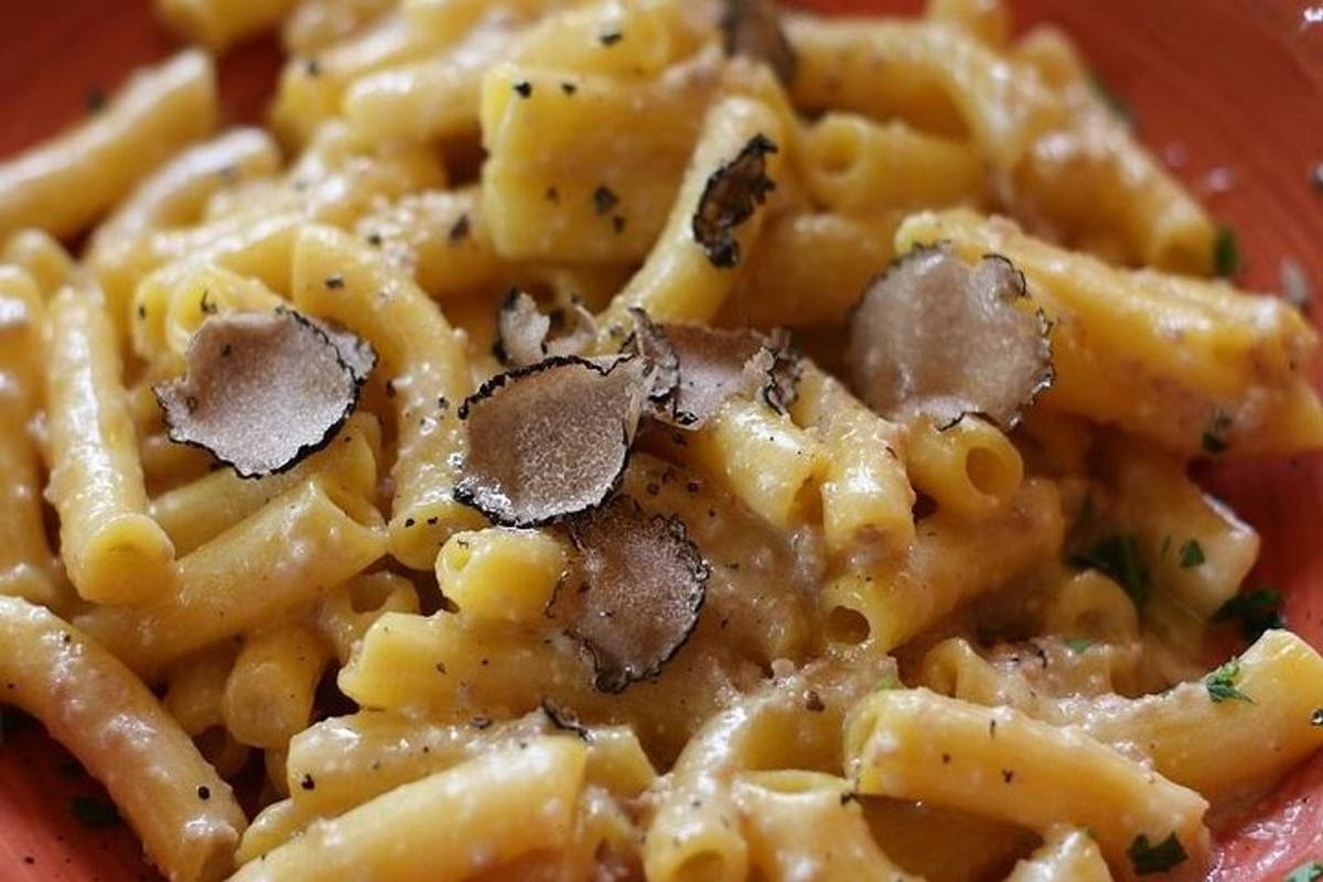 un plat de macarrons amb formatge en un plat vermell