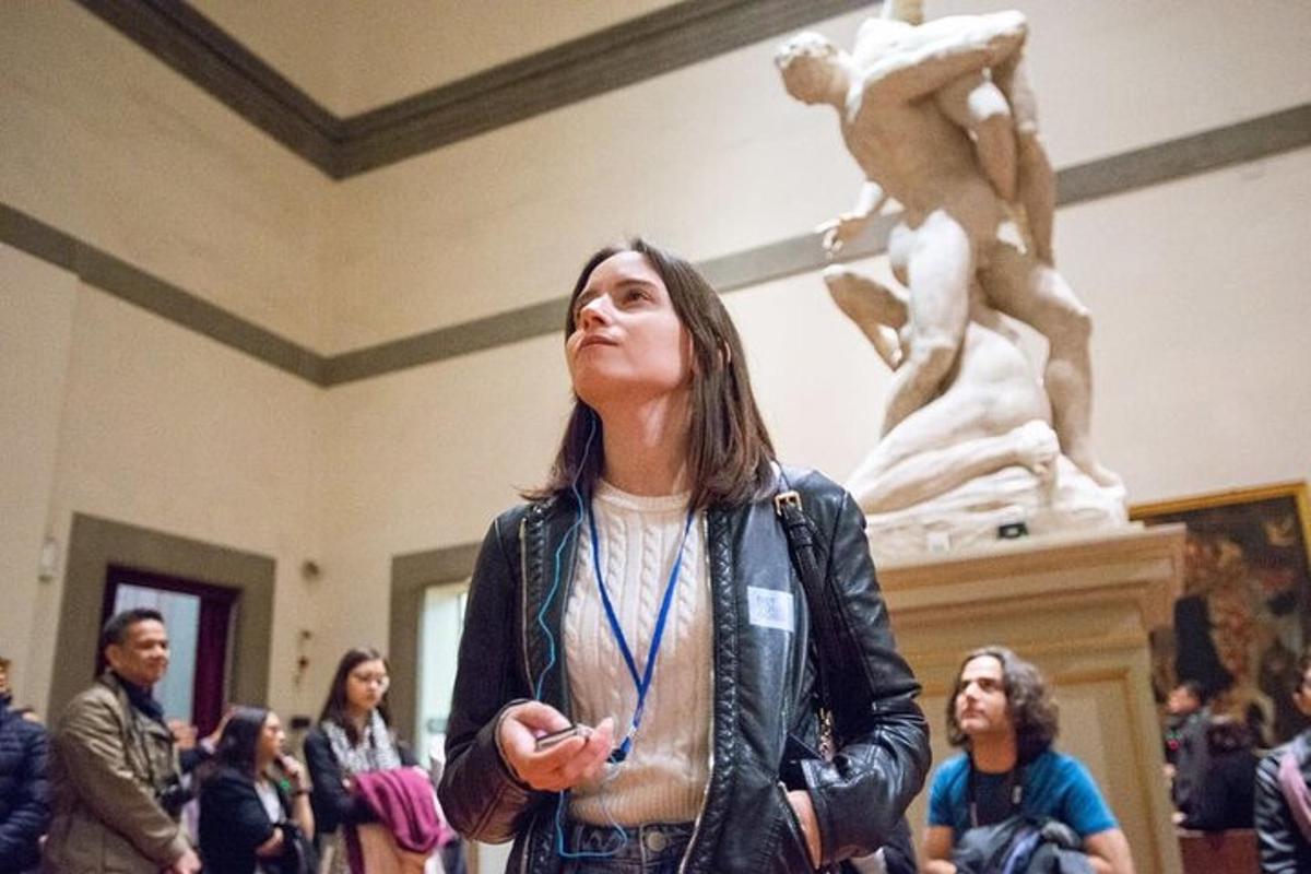 una dona està dreta davant d'una estàtua