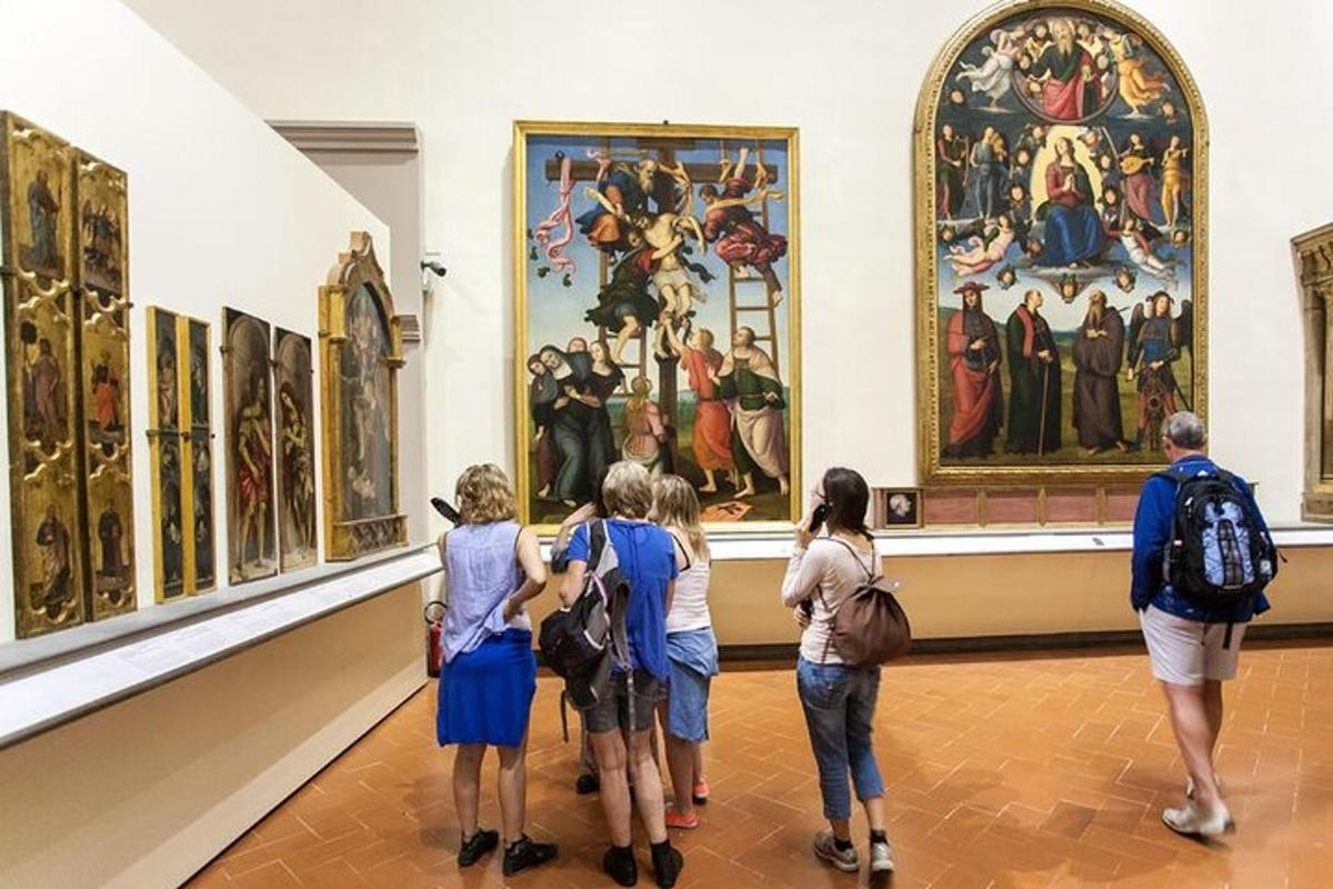 sekelompok orang sedang melihat lukisan di museum