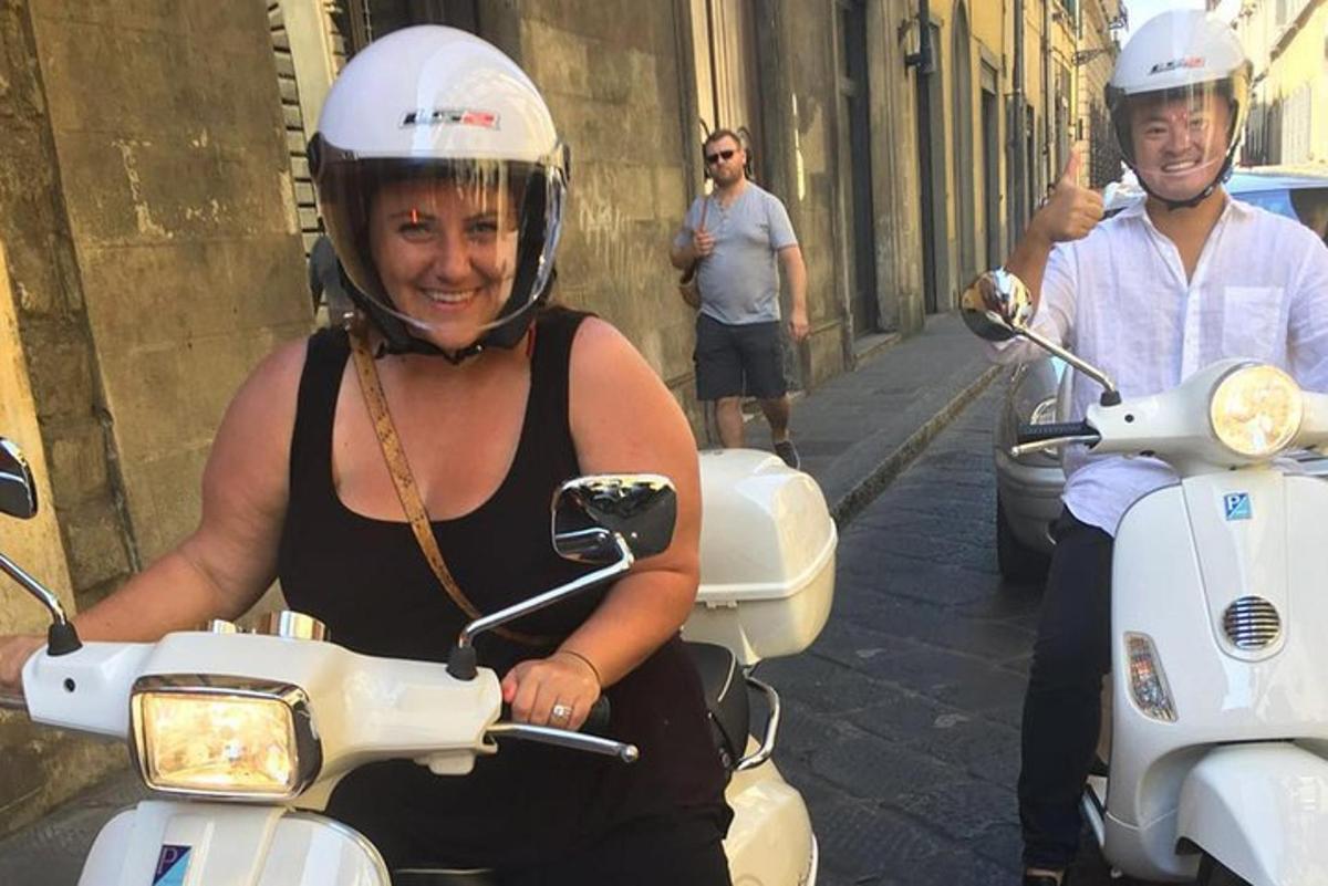Una mujer sentada en una moto en la calle
