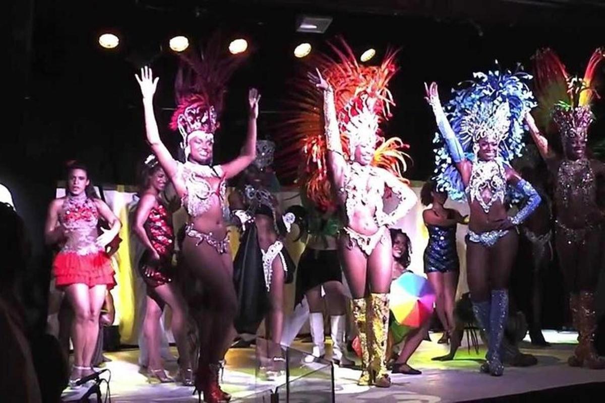 un gruppo di donne in costume su un palco