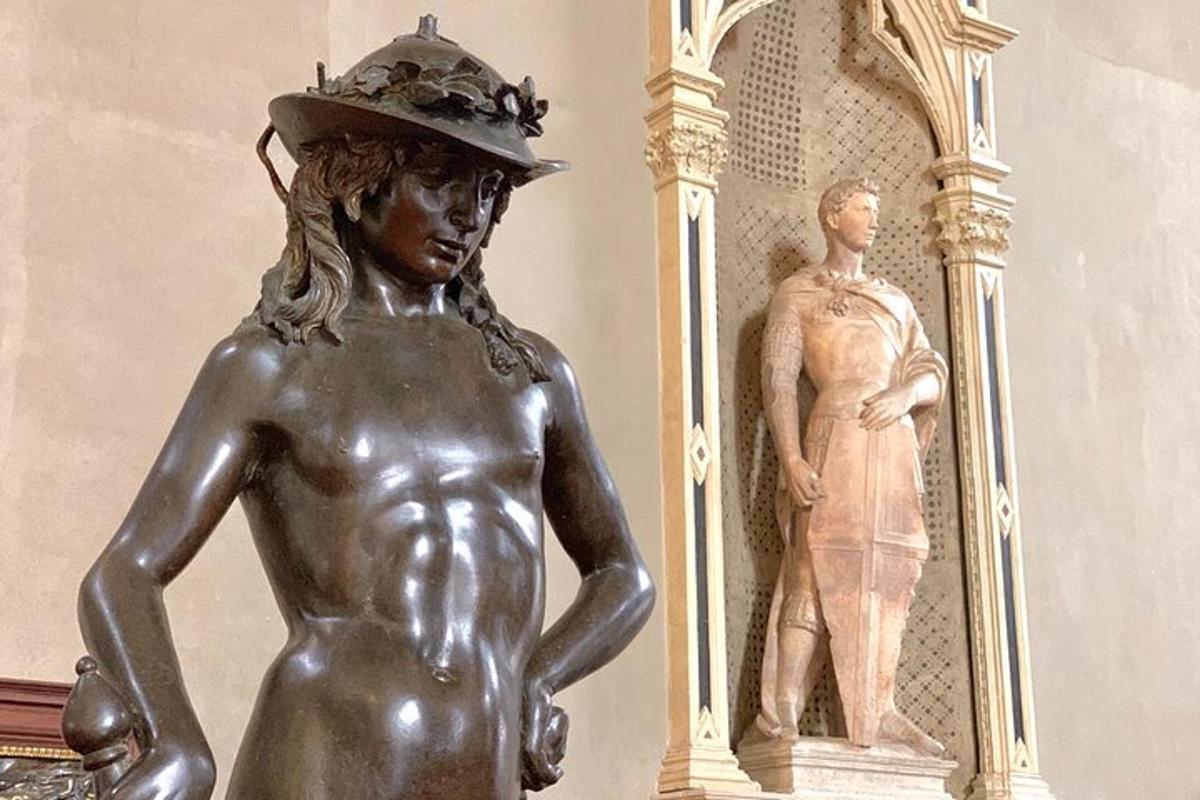 uma estátua de uma mulher em pé ao lado de uma estátua de um homem
